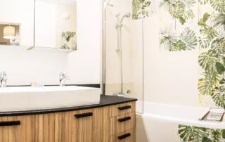 meuble vasque modèle Natura finition Coco Bolo, vasque à poser Jacob Delafon & ses 2 mitigeurs Nicolazzi à manettes en céramique