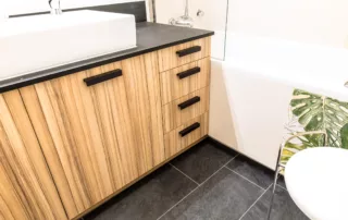 meuble vasque modèle Natura finition Coco Bolo & ses armoirettes miroirs assorties