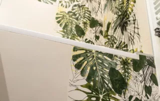 plan stratifié roche noir & rappel au sol avec des lames de PVC à clipser en finition basalte