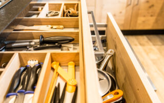 Cuisine Variation en finition huilée sur plinthe en médium