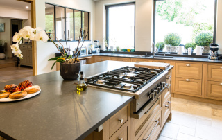 cuisine en chêne massif modèle Haussman et son plan en quartz de chez Unistone