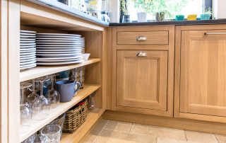 cuisine en chêne massif modèle Haussman et son plan en quartz de chez Unistone