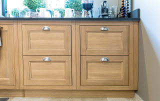 cuisine en chêne massif modèle Haussman et son plan en quartz de chez Unistone