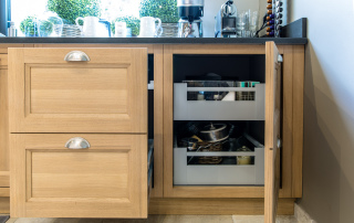 cuisine en chêne massif modèle Haussman et son plan en quartz de chez Unistone