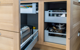 cuisine en chêne massif modèle Haussman et son plan en quartz de chez Unistone