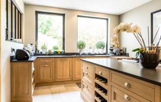 cuisine en chêne massif modèle Haussman et son plan en quartz de chez Unistone