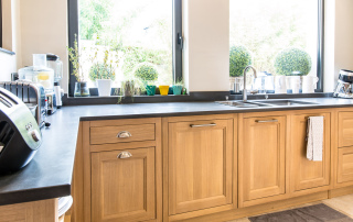 cuisine en chêne massif modèle Haussman et son plan en quartz de chez Unistone