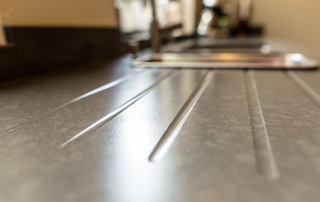 égouttoir rainuré taillé dans la masse du plan en quartz UNISTONE