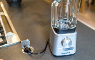 prise de plan de travail à un port USB et un autre prise traditionnelle