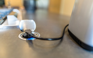 prise de plan de travail à un port USB et un autre prise traditionnelle