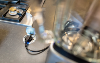 prise de plan de travail à un port USB et un autre prise traditionnelle