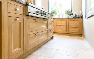 cuisine en chêne massif modèle Haussman et son plan en quartz de chez Unistone