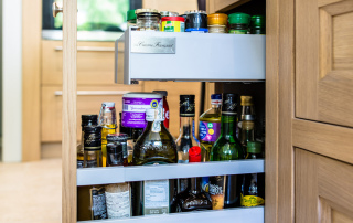 tiroirs bois avec assemblage à queue d'aronde et coffre métallique de chez BLUM