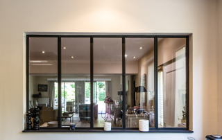 Verrière de l'Atelier Alexandrin ouvrant sur une cuisine modèle Haussmann et Variation