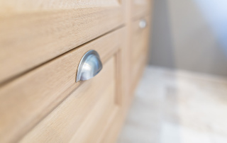 poignée coquille sur façade en chêne huilé blanchi