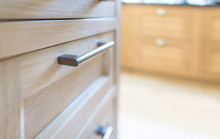 poignée sur façade en chêne huilé blanchi