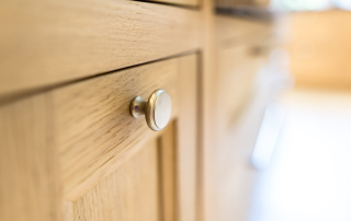 bouton lentille sur façade en chêne huilé blanchi