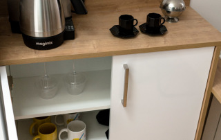 buffet TEISSA en stratifié blanc neige modèle MIRAGE & son plan en stratifié chêne moyen à noeuds