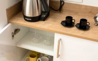 buffet TEISSA en stratifié blanc neige modèle MIRAGE & son plan en stratifié chêne moyen à noeuds