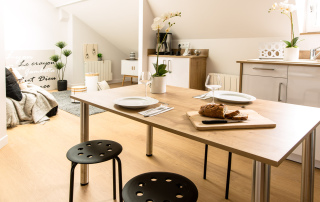 cuisine TEISSA en stratifié blanc neige modèle MIRAGE & son plan en stratifié chêne moyen à noeuds