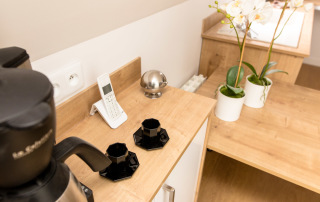 buffet TEISSA en stratifié blanc neige modèle MIRAGE & son plan en stratifié chêne moyen à noeuds