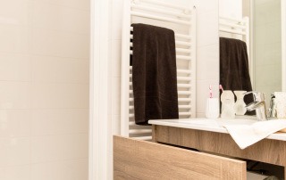 salle d eau agencée par MJ Home avec une cabine de 80 par 140cm