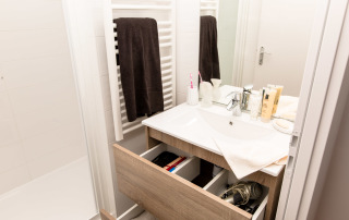 salle d eau agencée par MJ Home avec une cabine de 80 par 140cm