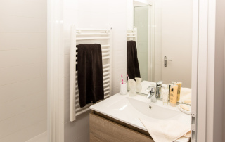 salle d eau agencée par MJ Home avec une cabine de 80 par 140cm