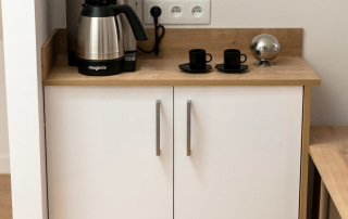 buffet TEISSA en stratifié blanc neige modèle MIRAGE & son plan en stratifié chêne moyen à noeuds