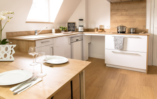 cuisine TEISSA en stratifié blanc neige modèle MIRAGE & son plan en stratifié chêne moyen à noeuds