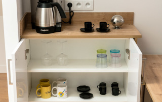 buffet TEISSA en stratifié blanc neige modèle MIRAGE & son plan en stratifié chêne moyen à noeuds