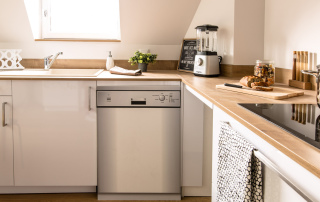 cuisine TEISSA en stratifié blanc neige modèle MIRAGE & son plan en stratifié chêne moyen à noeuds